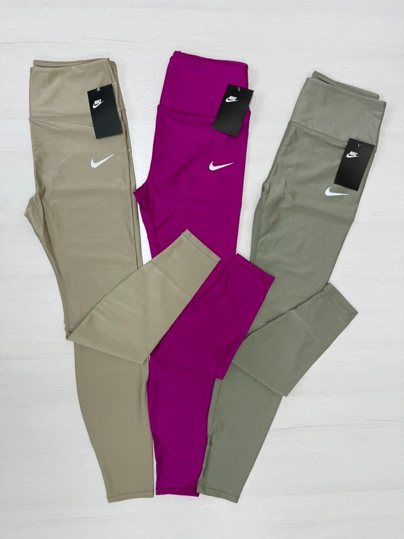 Legging Metalizada de Lycra – Estilo que Moldea y Brilla
