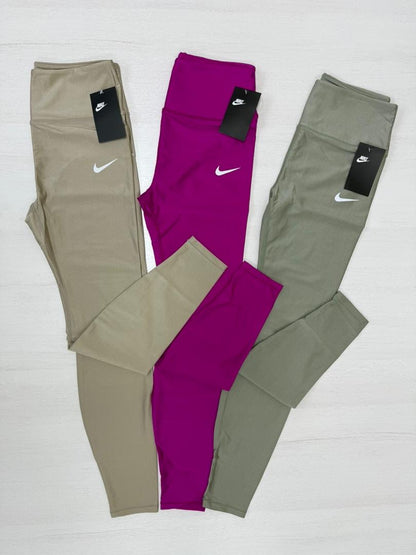 Legging Metalizada de Lycra – Estilo que Moldea y Brilla